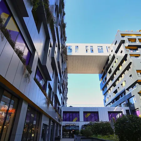 Luxurious Square 21 Тирана